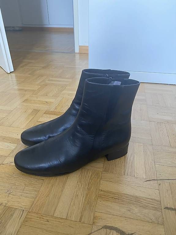 Scarpe da donna: Schwarze Leder-Stiefelletten – Usato da Laufen venduto da Looc_