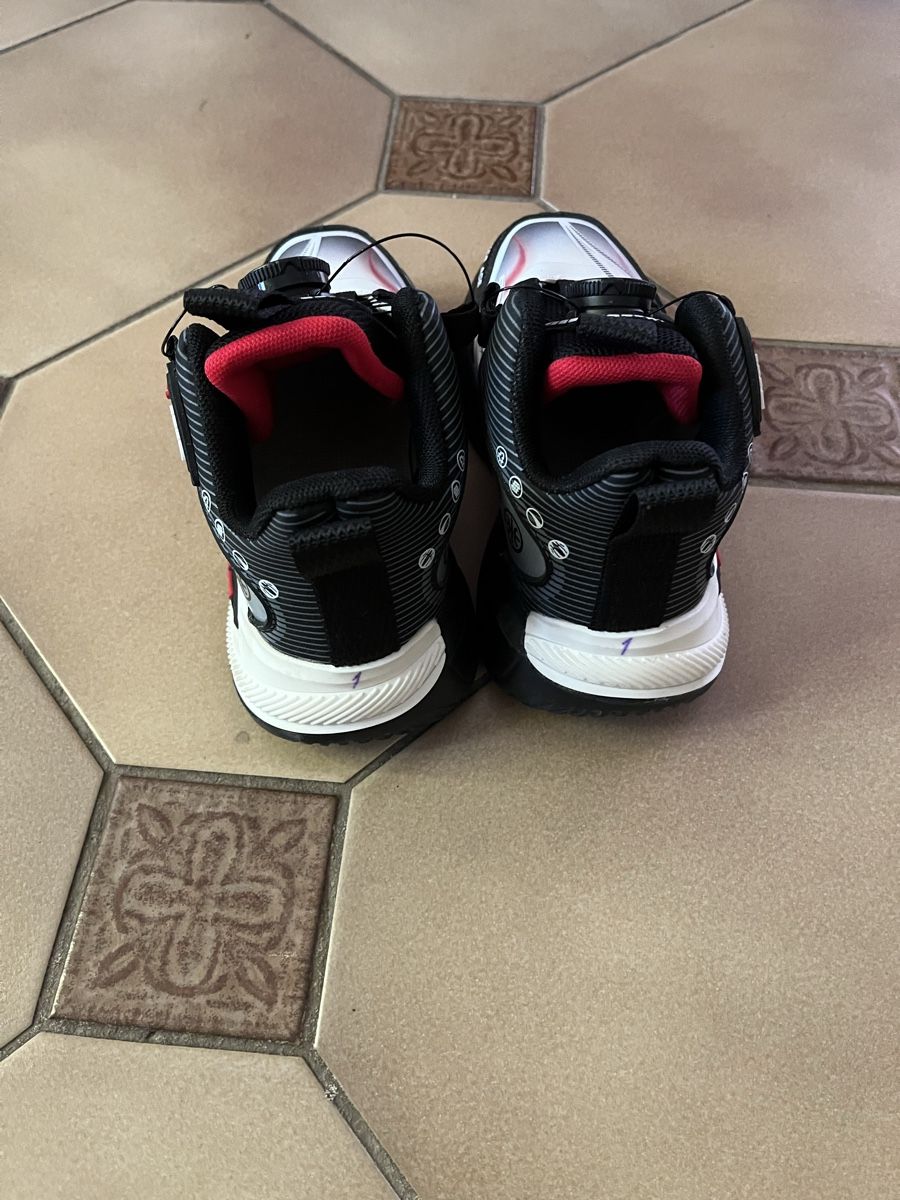 Scarpe per ragazzi: Basket chaussures taille 32 neuf  – Nuovo (secondo la descrizione) da Bellevue venduto da utilisatratice 2