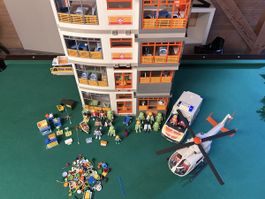 Playmobil Spital mit Krankenwagen Helikopter usw.
