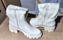 Elastische Stiefel am Bein