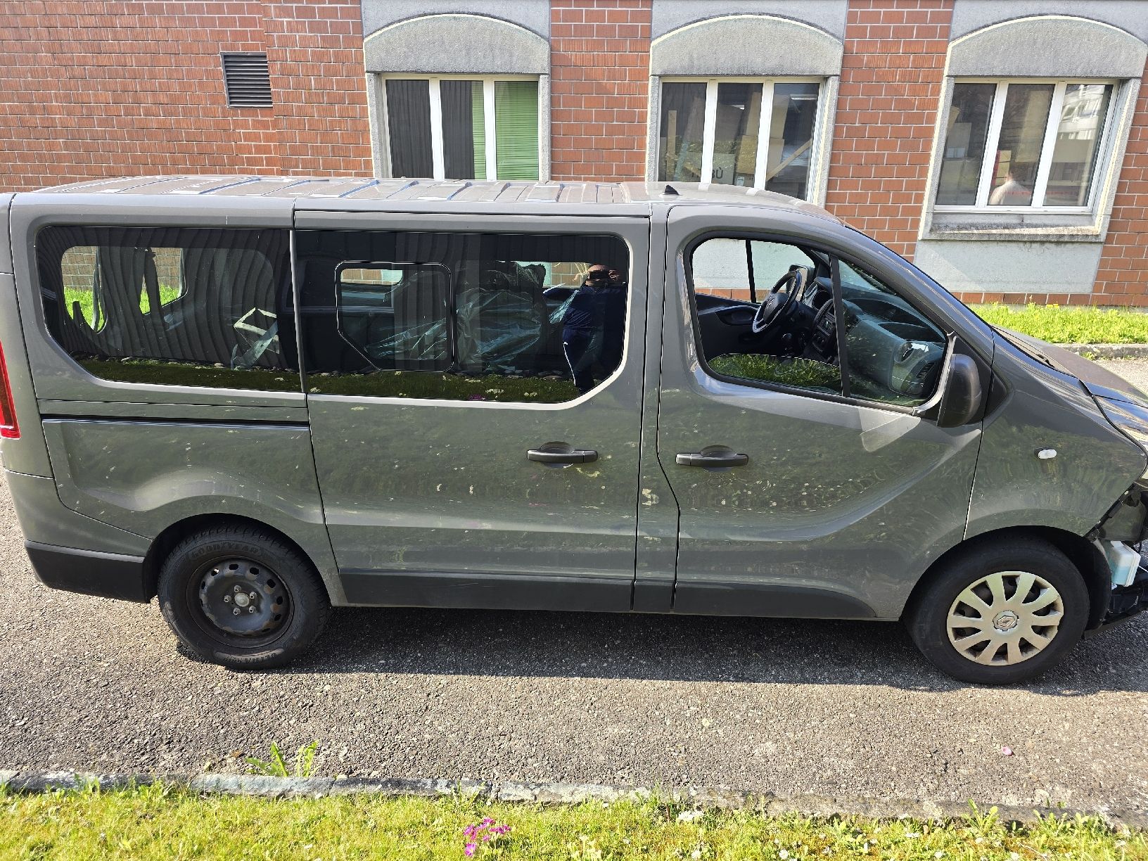 Renault Autos: Renault Trafic dci125 – Defekt aus Emmen von KGB33 3