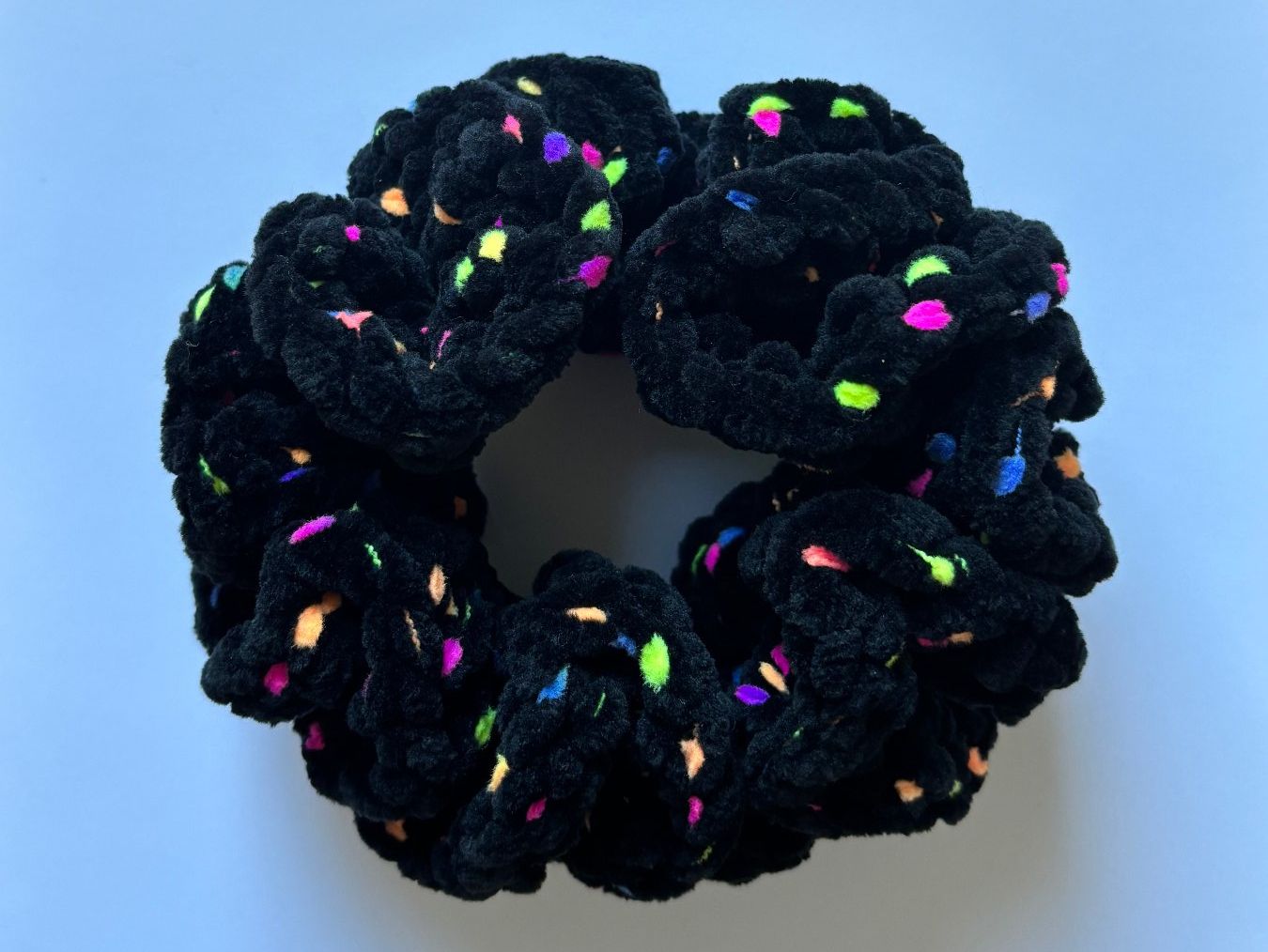 Accessori per capelli: Handmade Crochet Scrunchie – Nuovo (secondo la descrizione) da Bellinzona venduto da bur_bg9l