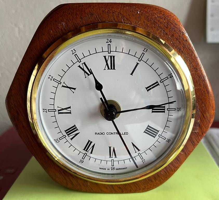 Orologi da terra & Orologi da parete: Kunstvolle Wand und Tischuhr – Usato da Uzwil venduto da Kurtaltherr