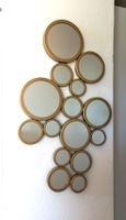 Wandspiegel mit goldfarbenem Metallrahmen