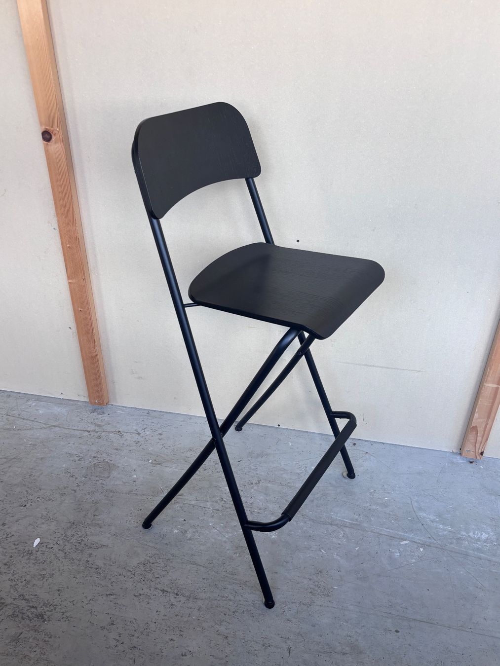 Set de table et chaises: Lot table haute + 4 chaises de bar – D'occasion à Villars-sur-Glâne par cla_w5s7 2