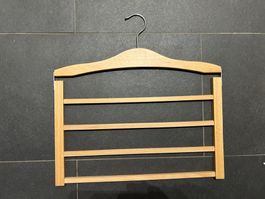 3 Kleiderbügel (für je 4 Kleidungsstücke)