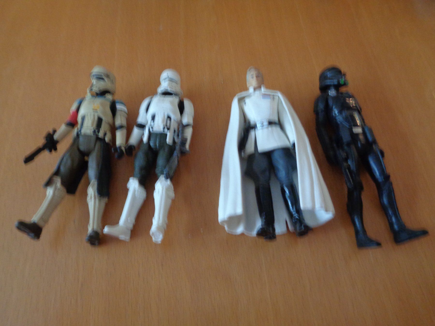 Hasbro Giocattoli: Star Wars Hasbro 4x Rouge One Figuren – Usato da sargans venduto da Angamar