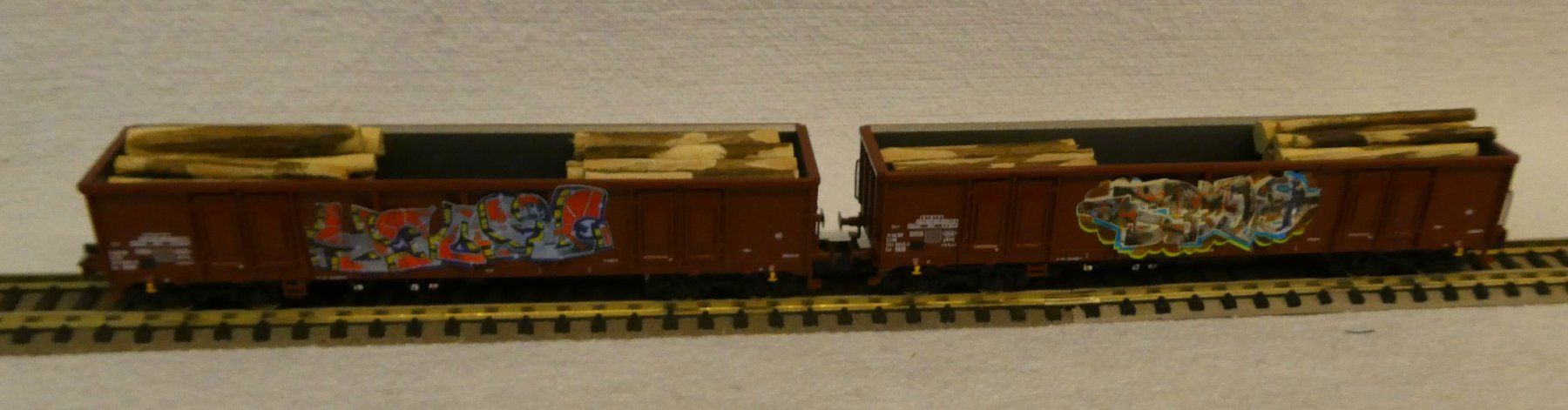 Fleischmann Modellini di ferrovie: 2 Stk Fleischmann Rungenwagen mit Holz – Nuovo e nell'imballaggio originale da Rupperswil venduto da Ropi03