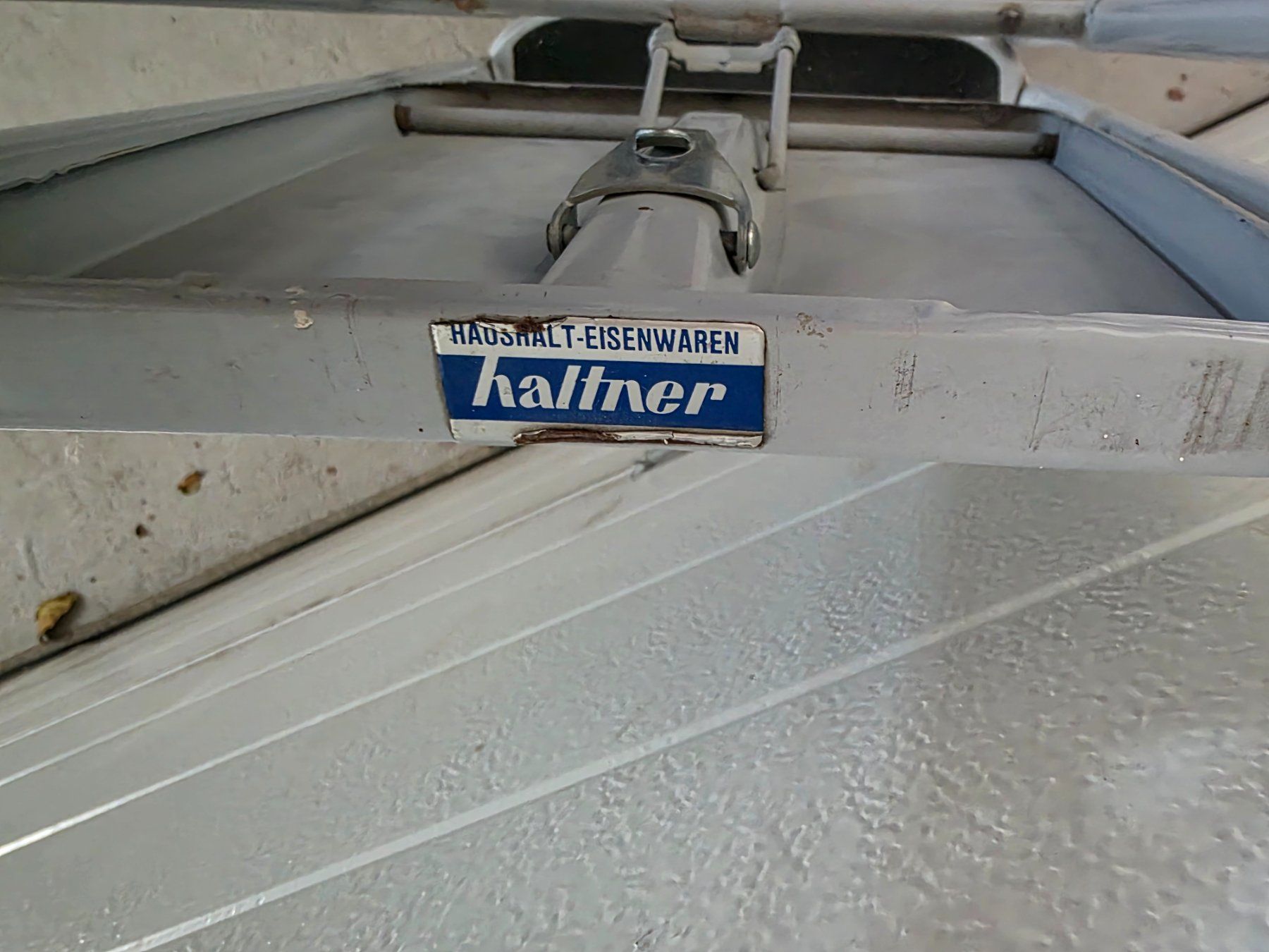 Scale: Vintage Leiter Bockleiter Metall stabil Klapptritt – Usato da Walterswil BE venduto da Lonitti 3