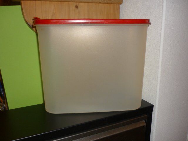 Tupperware Contenitori & Simili: TUPPERWARE KÜCHENBEHÄLTER H. 22 L. 27 CM. – Usato da St.Gallen venduto da Anso 1