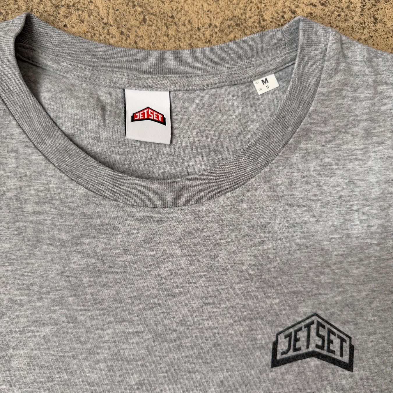 Jet Set T-shirt: hellgraues JET SET T-Shirt 🩶 – Usato da Zürich venduto da ClosetQueen 7