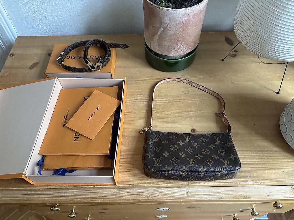 Louis Vuitton Borse: Louis Vuitton Pochette Accessoires mit Gurt – Usato da Basel venduto da selise 2