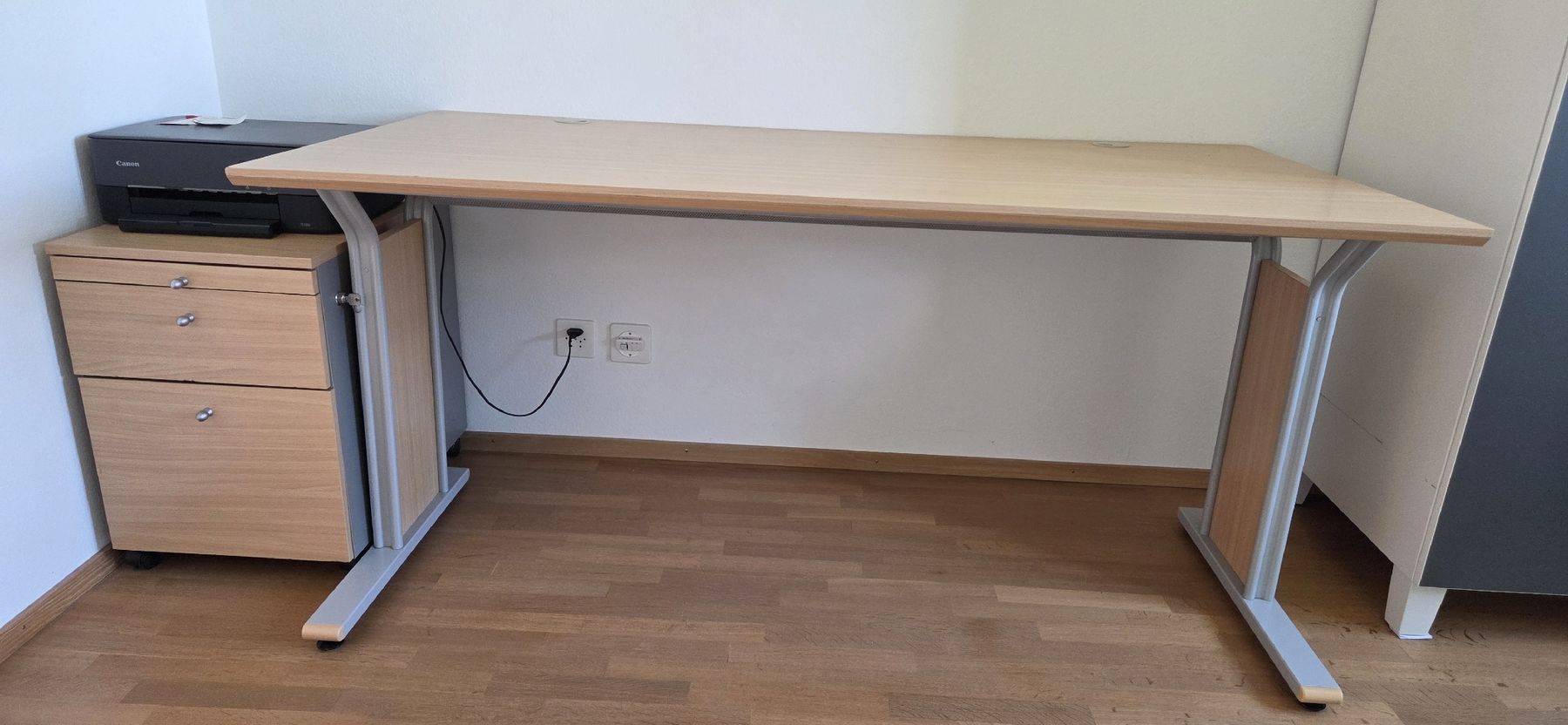 Bureaux: Bürotisch mit Rollcontainer Buche hell – D'occasion à Spiegel b. Bern par Gel89 1