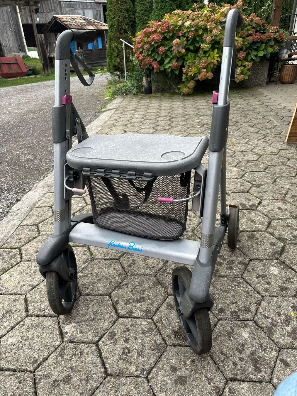 Ausili per la deambulazione: Rollator Active grau gebraucht mit Sitz und Korb – Usato da Cham venduto da Floeckli010 3