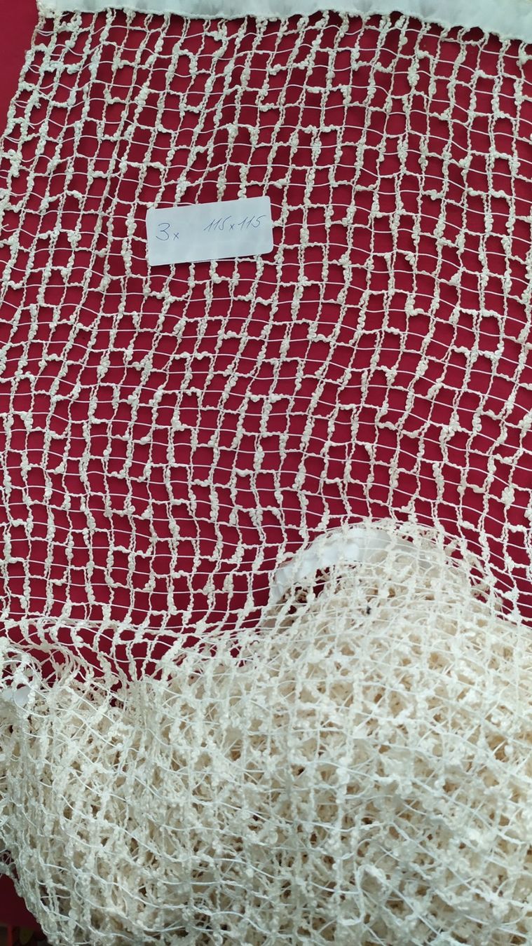 Vorhänge: 3 grossmaschige Vorhänge 115x115 cm – Gebraucht aus Chezard St-Martin von Loucail 3