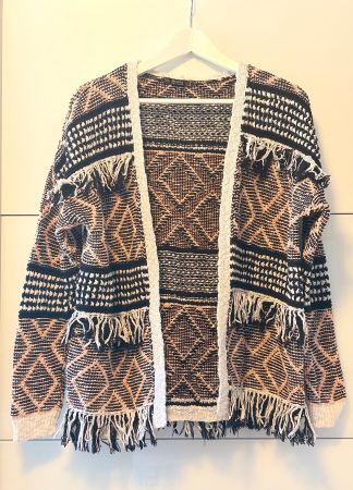 Strickjacke mit Fransen und Zopfmuster Grösse M neuwertig