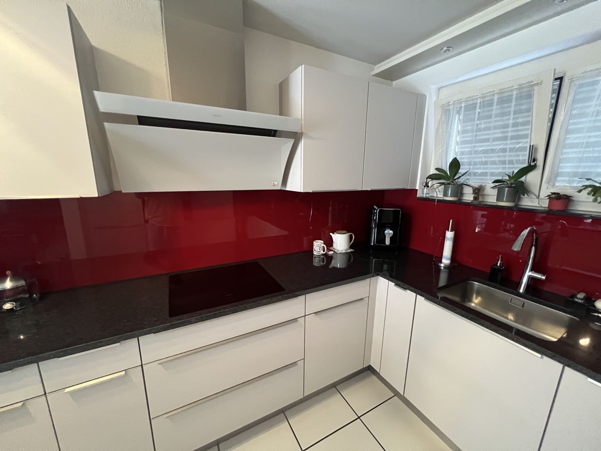 Cucine complete: Moderne Einbauküche mit Granitabdeckung & Geräten – Usato da Erlinsbach venduto da Sphair01 2