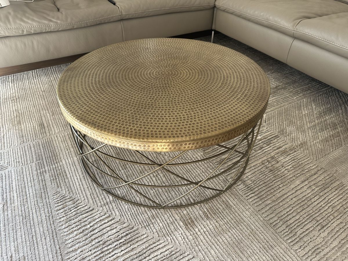 Tables: Runder Couchtisch mit Metallgestell – D'occasion à Rotkreuz par nic_9wtg