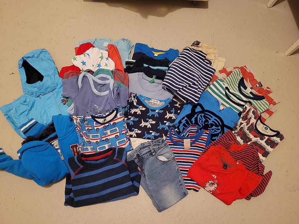 Lotti & Set di vestiti: Kleiderpaket 92/98 Junge, 29 Teile  – Usato da Fällanden venduto da vickita1