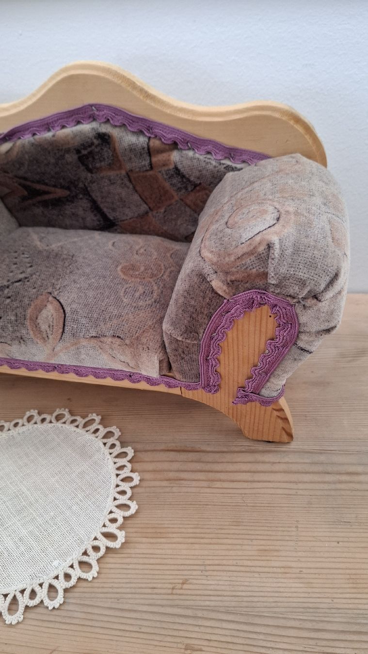Giocattoli: Puppenstube Sofa, Miniatur Sofa, Holz, – Usato da Buochs venduto da regenbogen7365 1