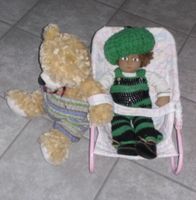 Teddy und Puppe mit Puppenschaukel