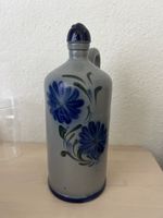 Steingut Krug mit Henkel und blauer Verzierung