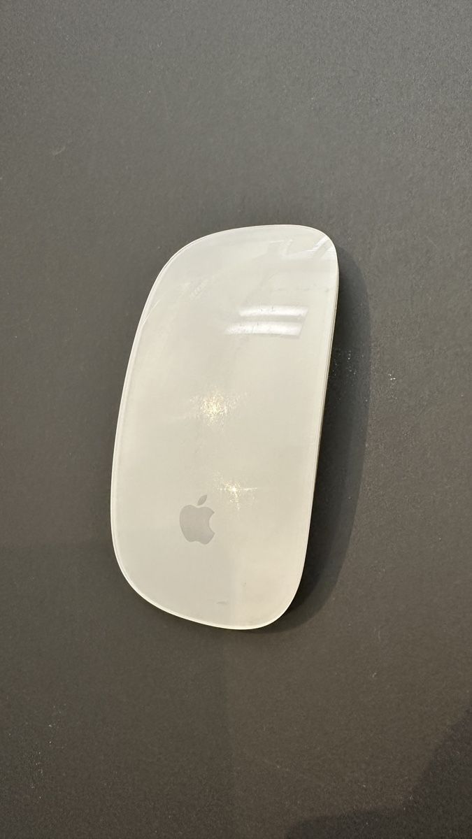 Apple Maus: Apple Magic Mouse mit Akku – Defekt aus Uster von Neonschwarz