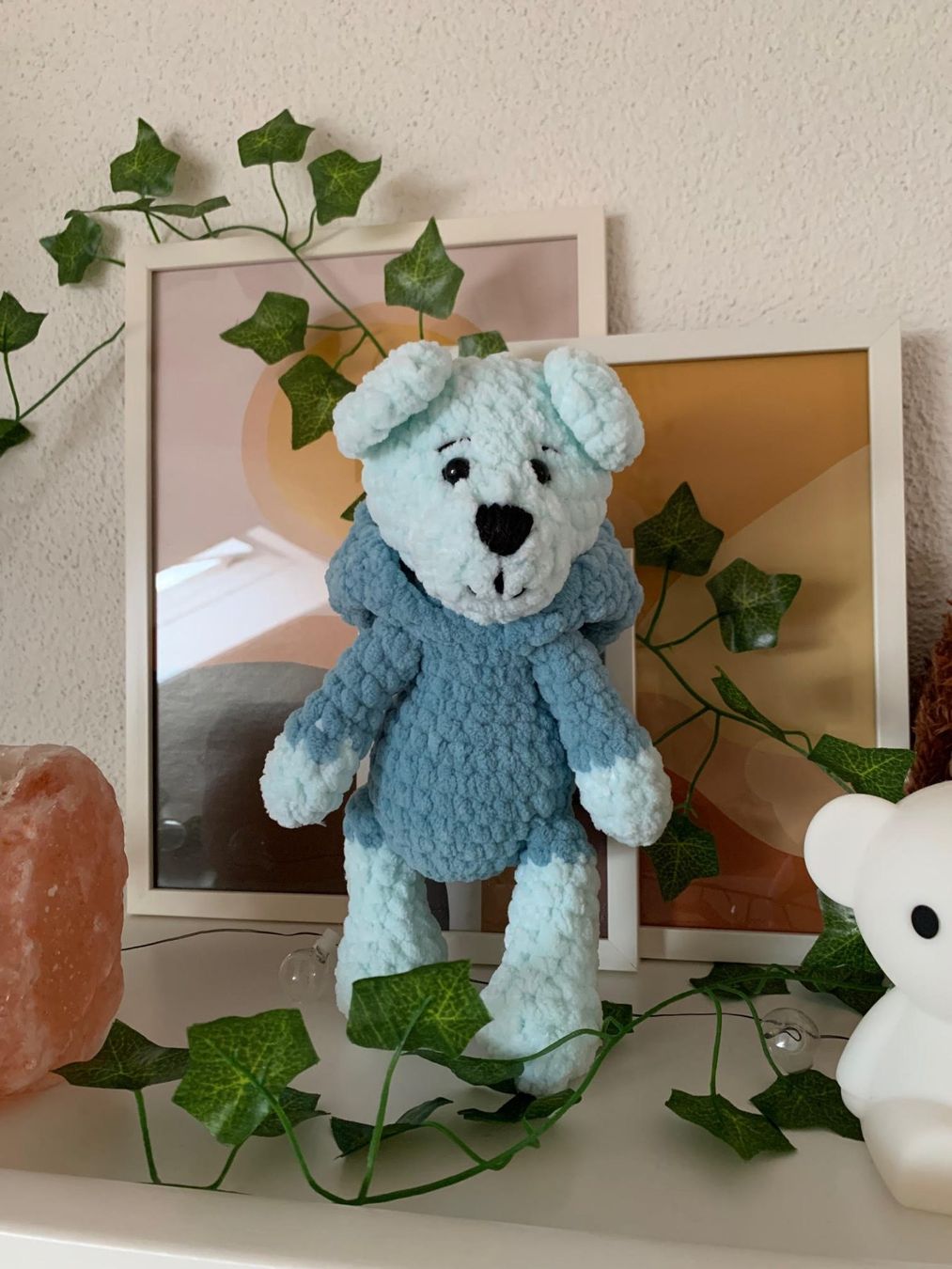 Bambole: Handgestrickter Teddybär mit Kapuzenpullover – Nuovo e nell'imballaggio originale da Basel venduto da Nermin00 2