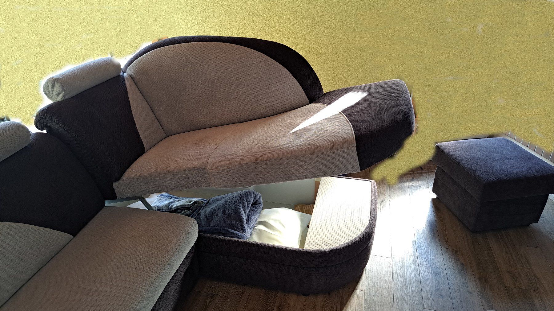Sofas: Ecksofa mit Hocker und Bettfunktion – D'occasion à Münsingen par Catpro 2