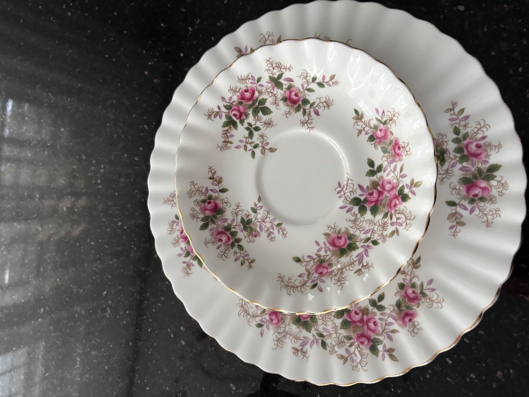 Royal Albert Geschirrsets: Royal Albert Moss Rose Gedeck – Gebraucht aus Jonschwil von Dr.MeganHunt 1
