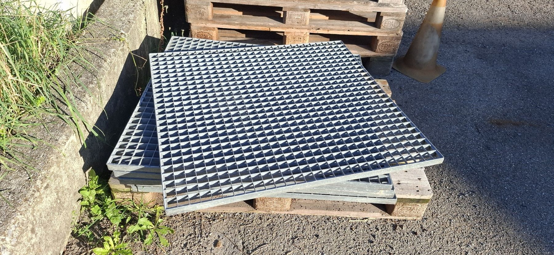 Griglie e Inferriate: Gitterroste 94.5  x  87.5  cm – Usato da Reichenbach i. K. venduto da Wskorpion