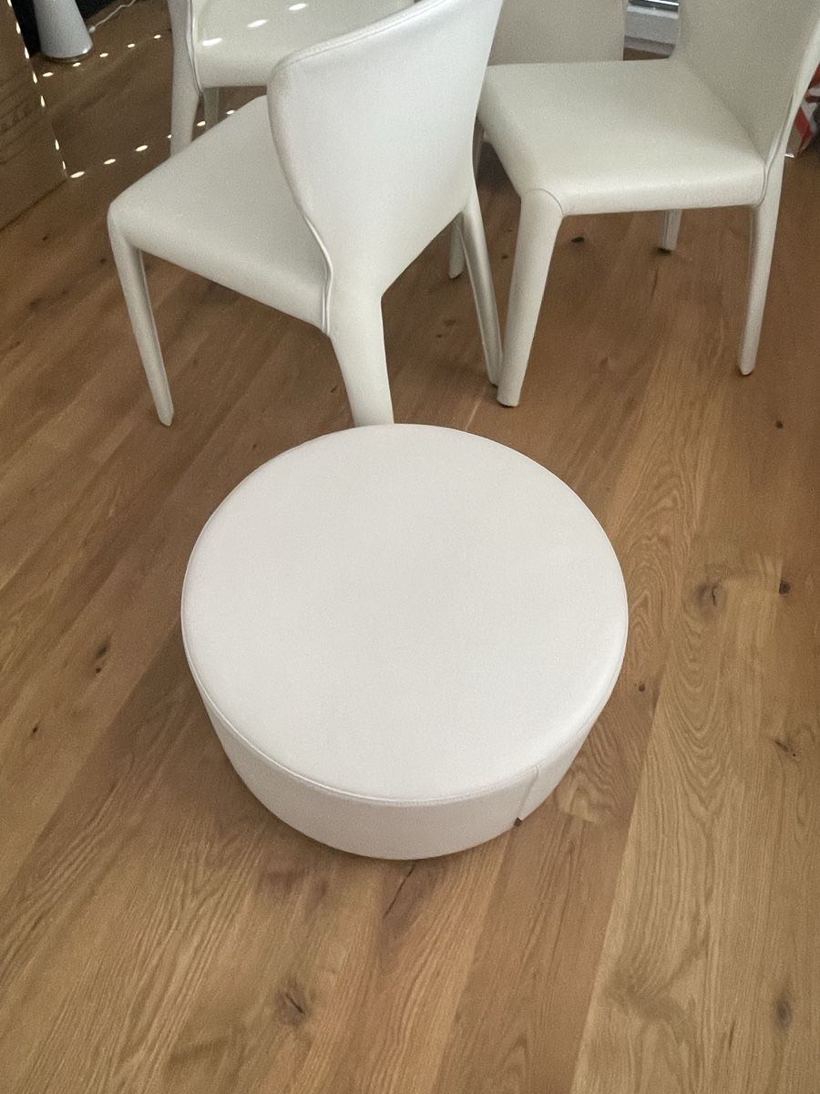 Knoll Sgabelli: Walter Knoll leder Hocker VP:  1689.- – Nuovo (secondo la descrizione) da Zollikerberg venduto da Atelier108 1