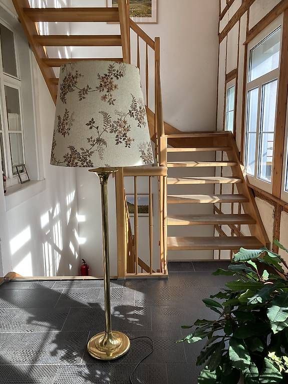 Lampade: Stehlampe Messing mit Blumenmuster-Schirm, Vintage – Usato da Pratteln venduto da riq