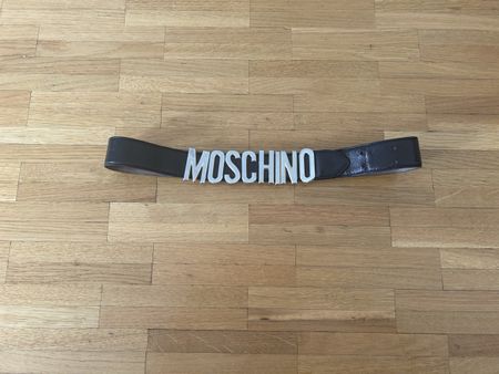 Moschino, ceinture logo métallique, cuir noir,