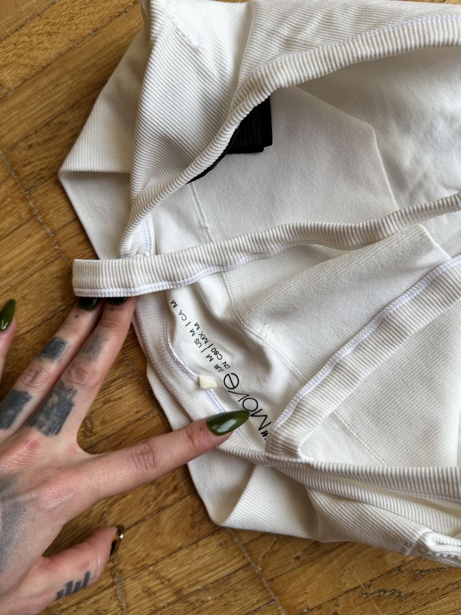 Top: Sport Crop Top, Size M, Cream White – Usato da Effretikon venduto da expiredrice 2