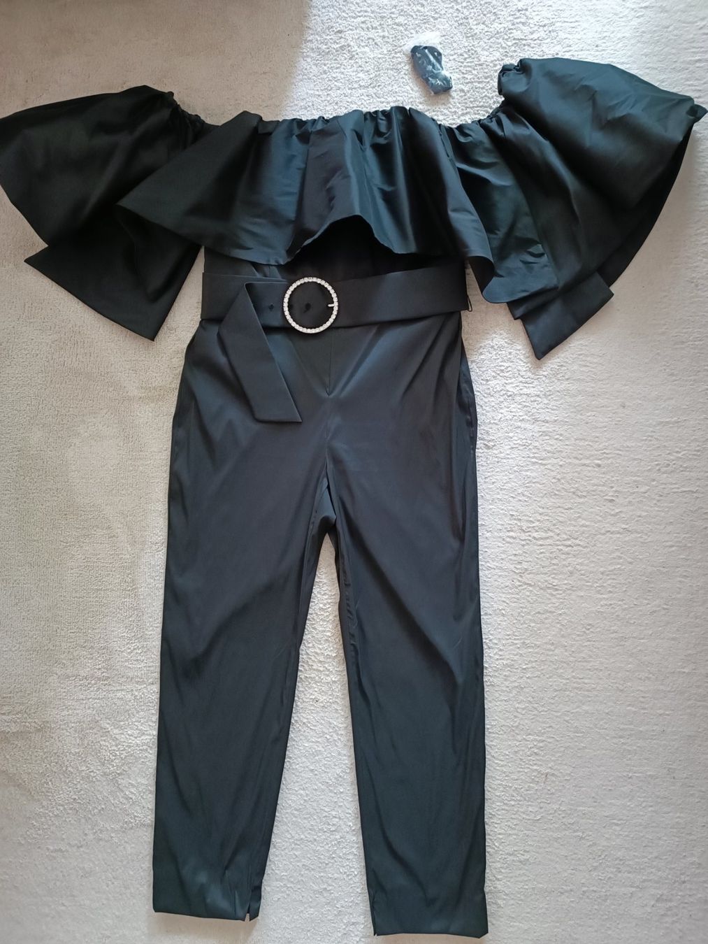 Zara Tute: Schwarzer Rüschenoverall von Zara. Größe XL – Nuovo (secondo la descrizione) da Wallisellen venduto da C_DM
