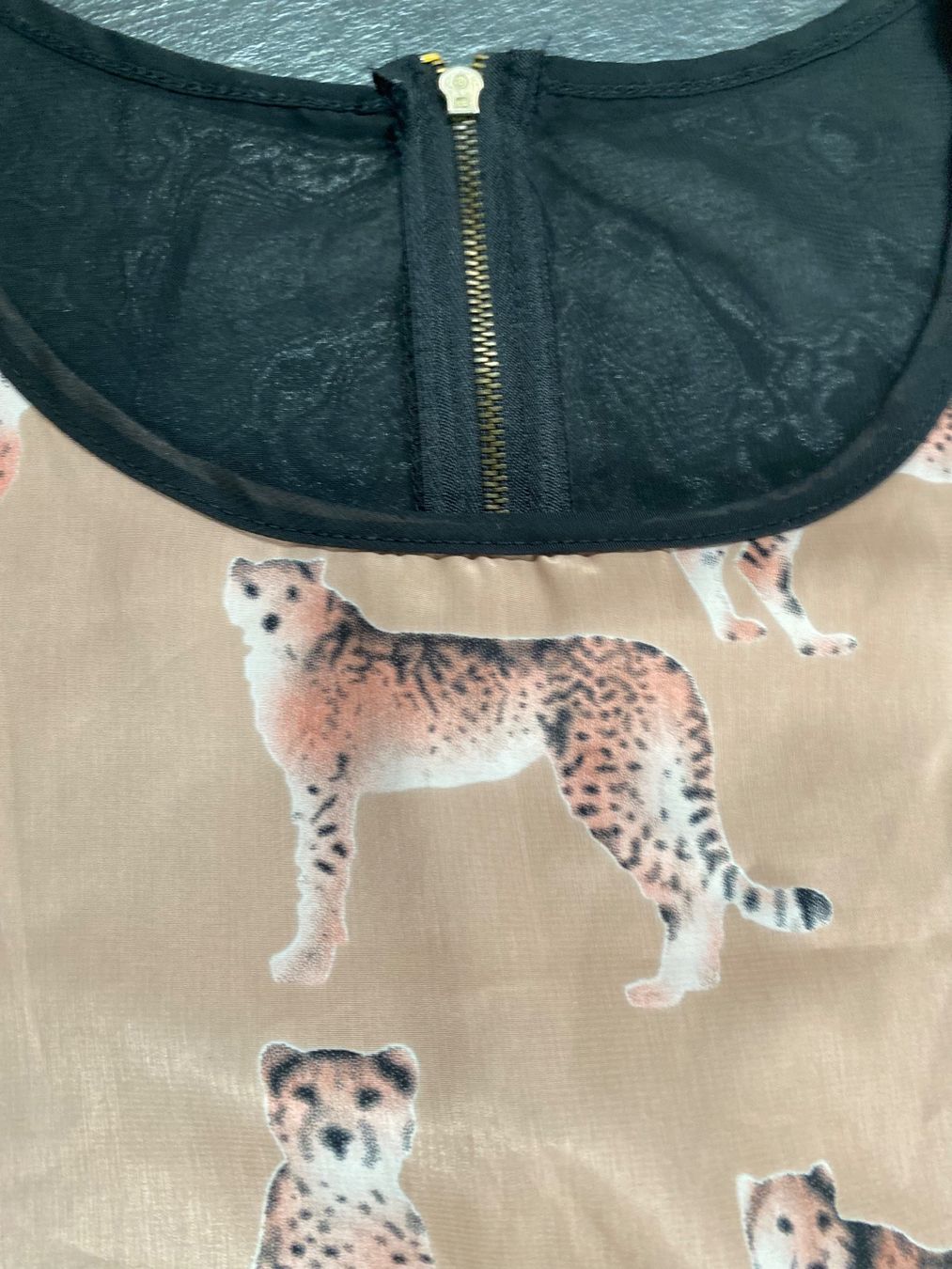 Tops: Top Viskose mit Gepardenprint – Gebraucht aus Chur von simhofstr 2