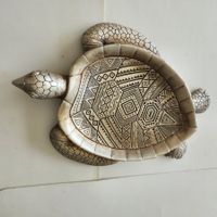 Meerschildkröte mit Ornamente Schale in Kunststoff