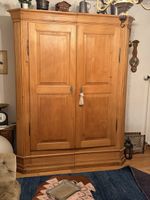 Schöner grosser Schrank , siehe Fotos. 210 cm hoch, 170 cm b