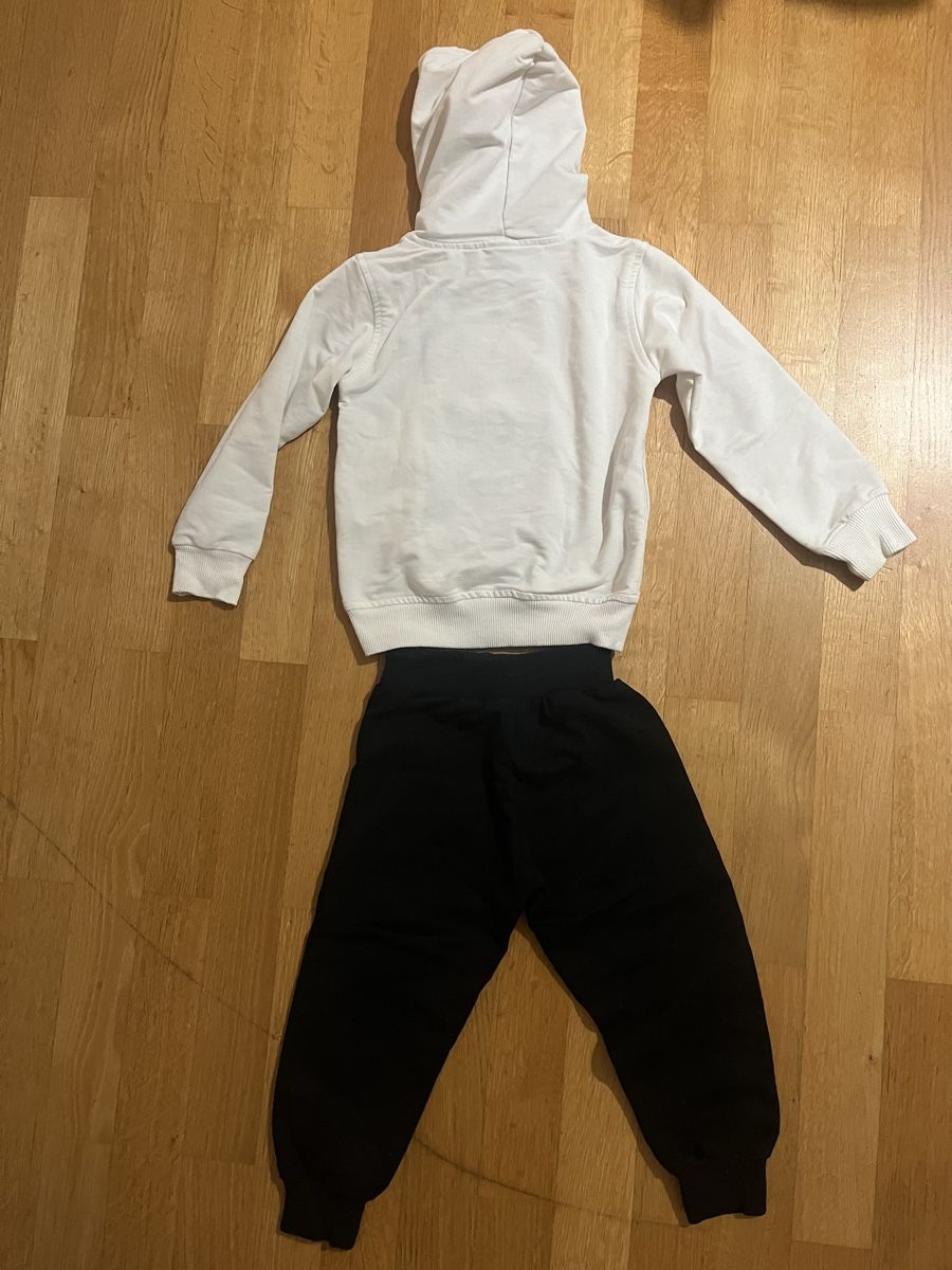 Lotti & Set di vestiti: Moschino Kinder Set Gr. 98-104, Trainer – Usato da Zürich venduto da Rusdi 5