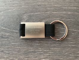Schlüsselanhänger Metall und schwarzes Stoffband