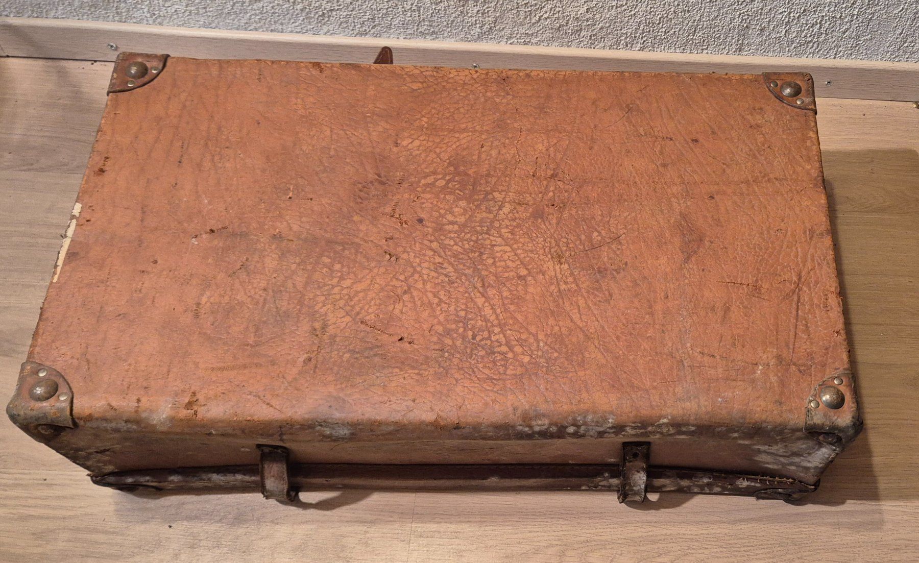 Valigie: antiker Koffer aus Leder mit Geschichte... – Usato da Neerach venduto da SilliS 4