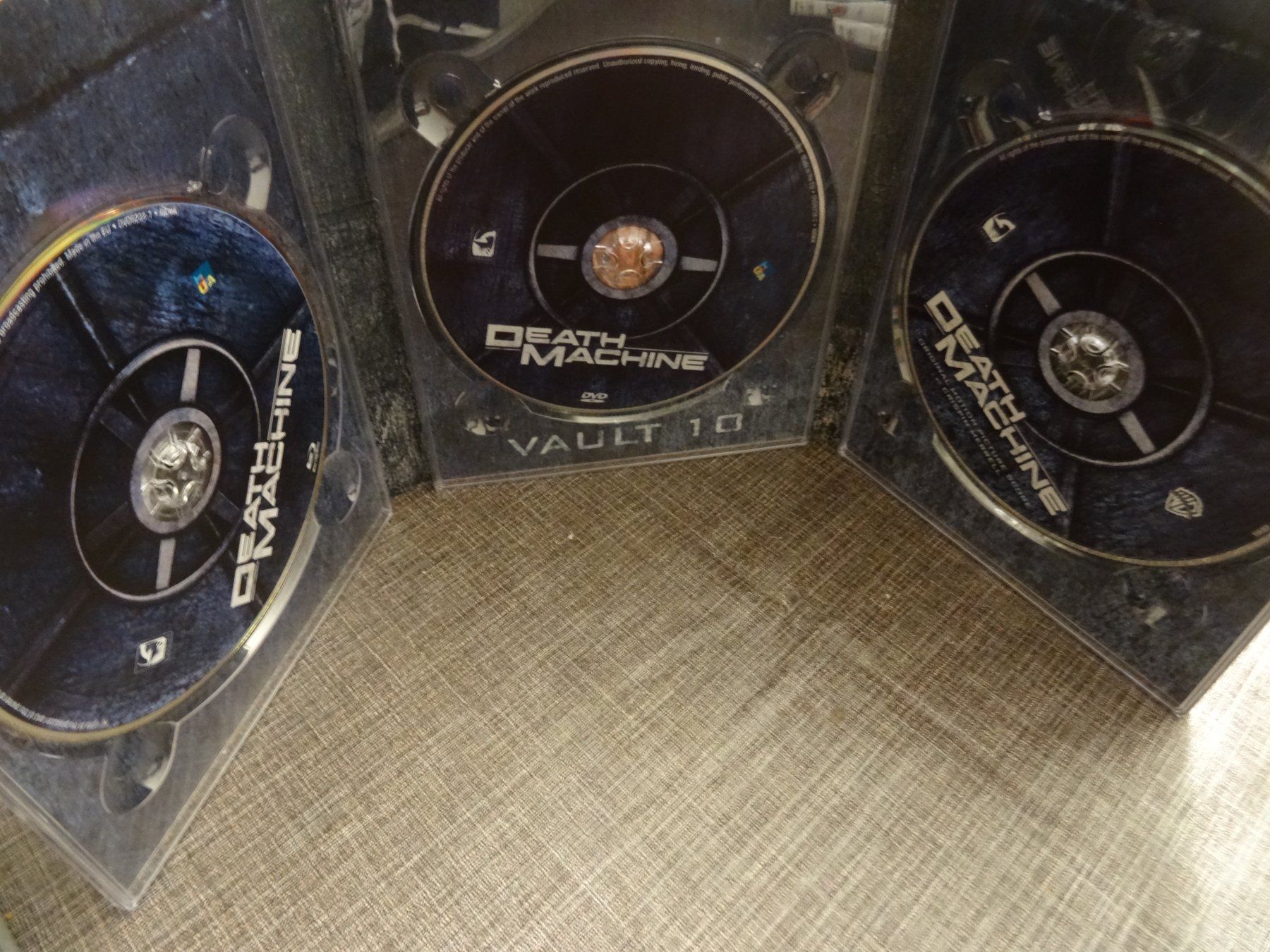 Alle DVDs: Death Machine 3-Disc Collector's Edition Blu-Ray DVD – Gebraucht aus Olten von Disc-Verkauf 2