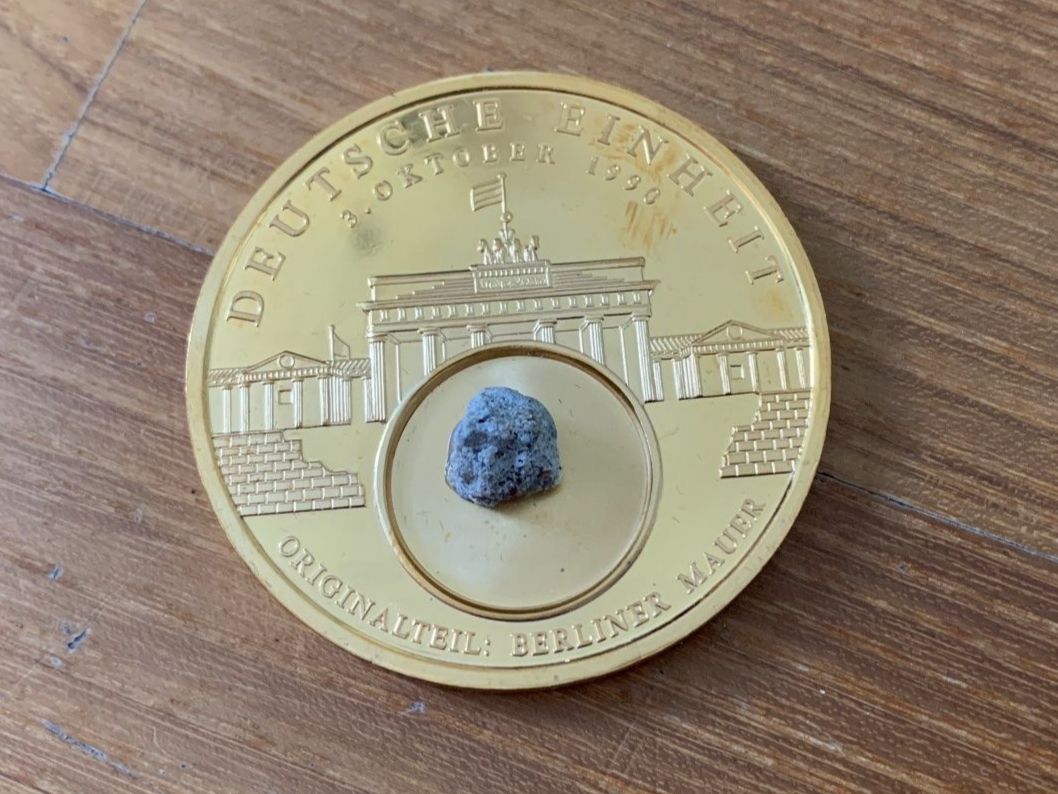 Medaillen: Medaille: Deutsche Einheit mit Original Mauerstein – Gebraucht aus Edlibach von RUW19 1