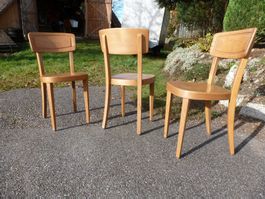 3 Stühle Beizenstühle Holzstühle Gastrostühle Keusch Tisch