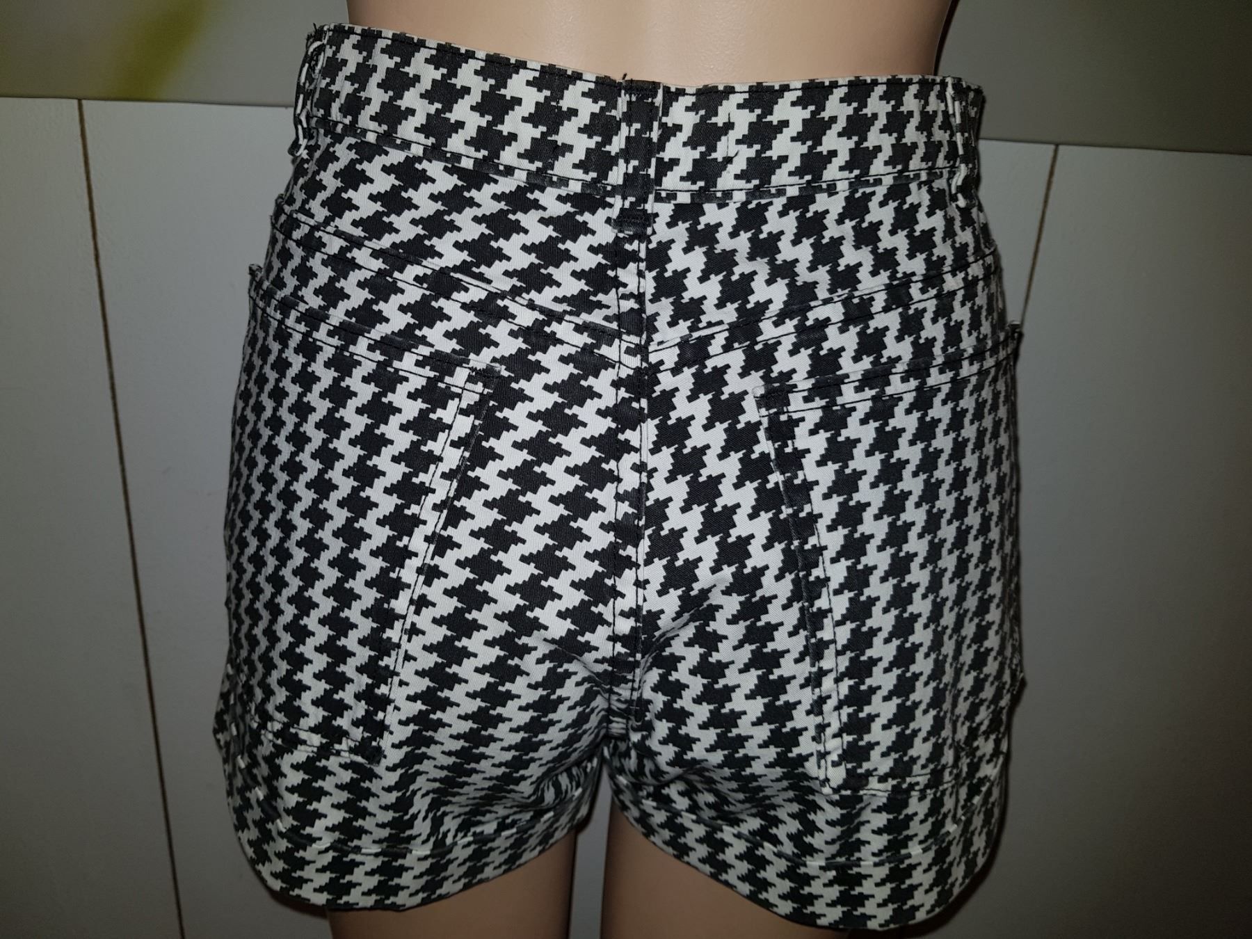 Pantaloni: Short AMERICAN APPAREL Taille W 27 – Usato da Cossonay-ville venduto da Super-Price-Quality 2