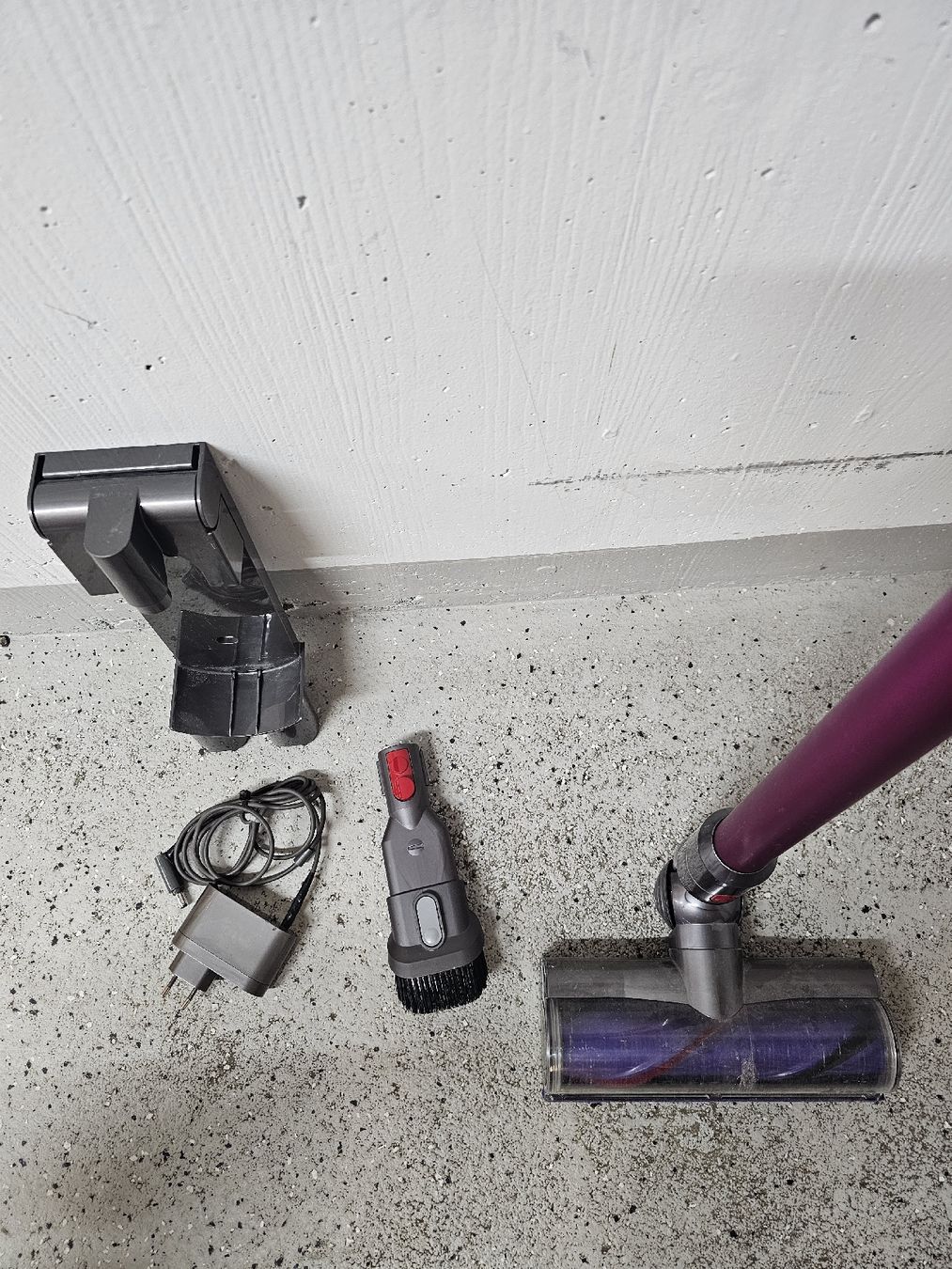 Dyson Aspirapolveri & Accessori: Dyson V8 SV10 Akkustaubsauger – Usato da Fahrwangen venduto da LukNB 1