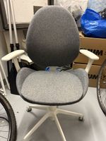 Bürostuhl Grau mit Armlehnen - Top Zustand für Homeoffice!