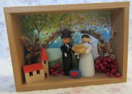 Erzgebirge - Holzrähmchen mit Miniaturen - Hochzeitspaar