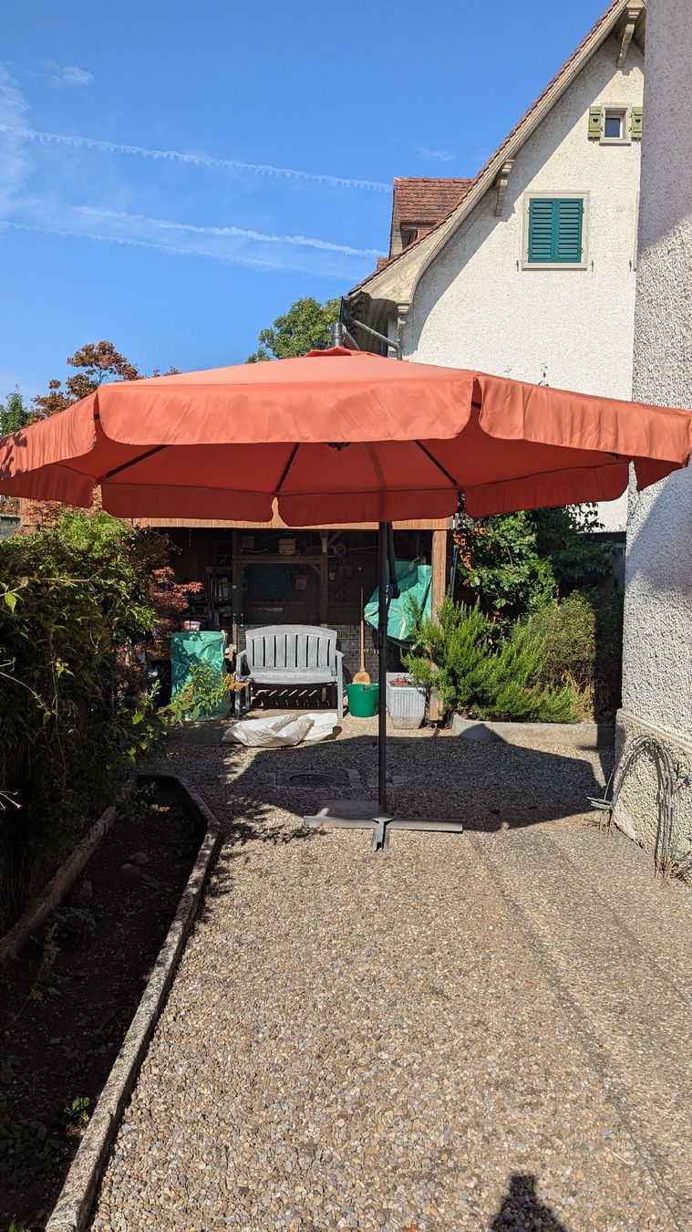 Sonnenschirme: Sonnenschirm Zangenberg orange mit Schirmständer – Gebraucht aus Rupperswil von Svelos